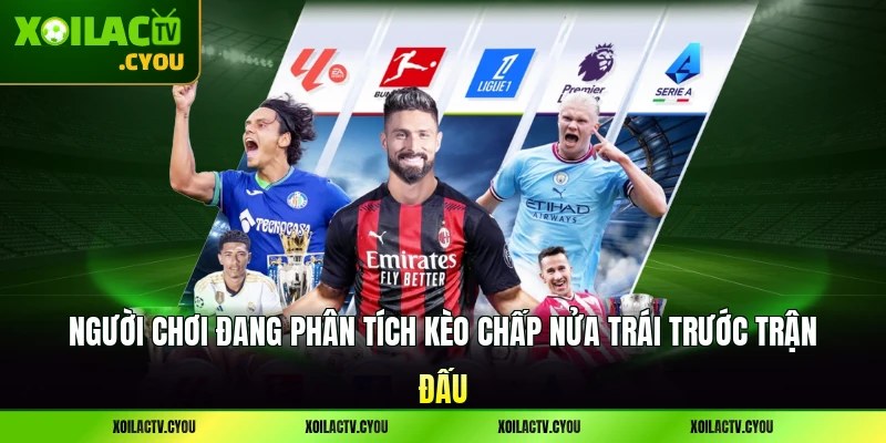 Người chơi đang phân tích kèo chấp nửa trái trước trận đấu